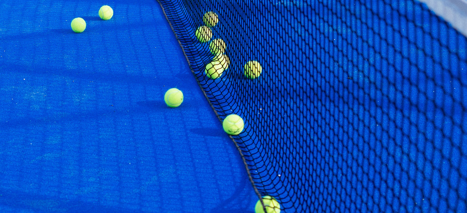 Ballen op een padelbaan